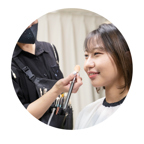 プロのメイクアップアーティスト